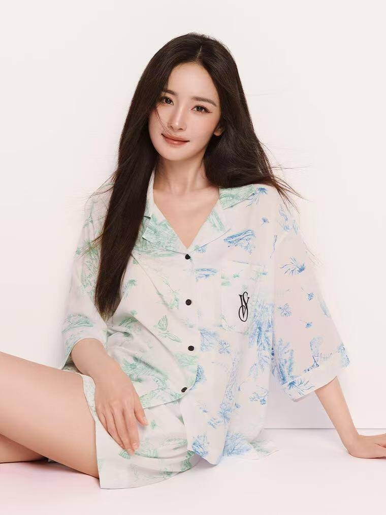 其次，杨幂的个人形象和风格也为她的商业价值加分不少。她时尚、自信且富有亲和力，能够轻松与不同品牌的核心理念相契合。无论是展现高端品牌的奢华，还是传递日常用品的温暖，她都能用自己的方式将品牌故事讲得生动而有感染力。